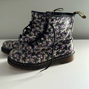 Dr. Martens / Doc Martens women’s size 8 floral leather boots